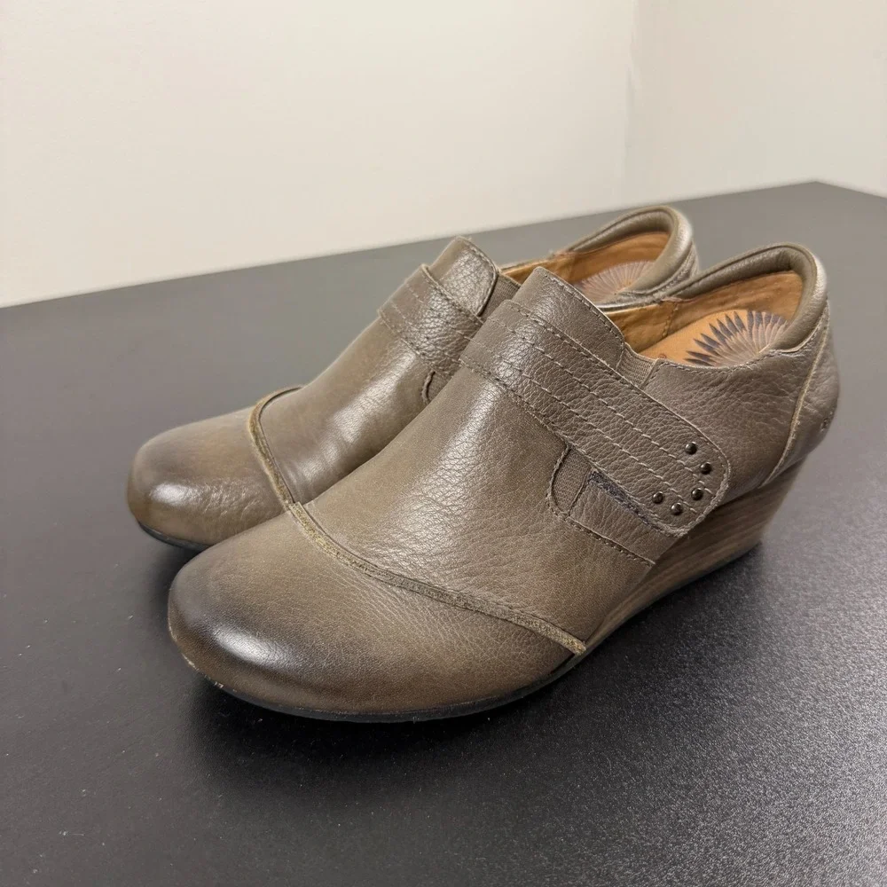 Taos Footwear Splurge Wedge Heel Women's 7 Brown Leather Studded Comfort Career